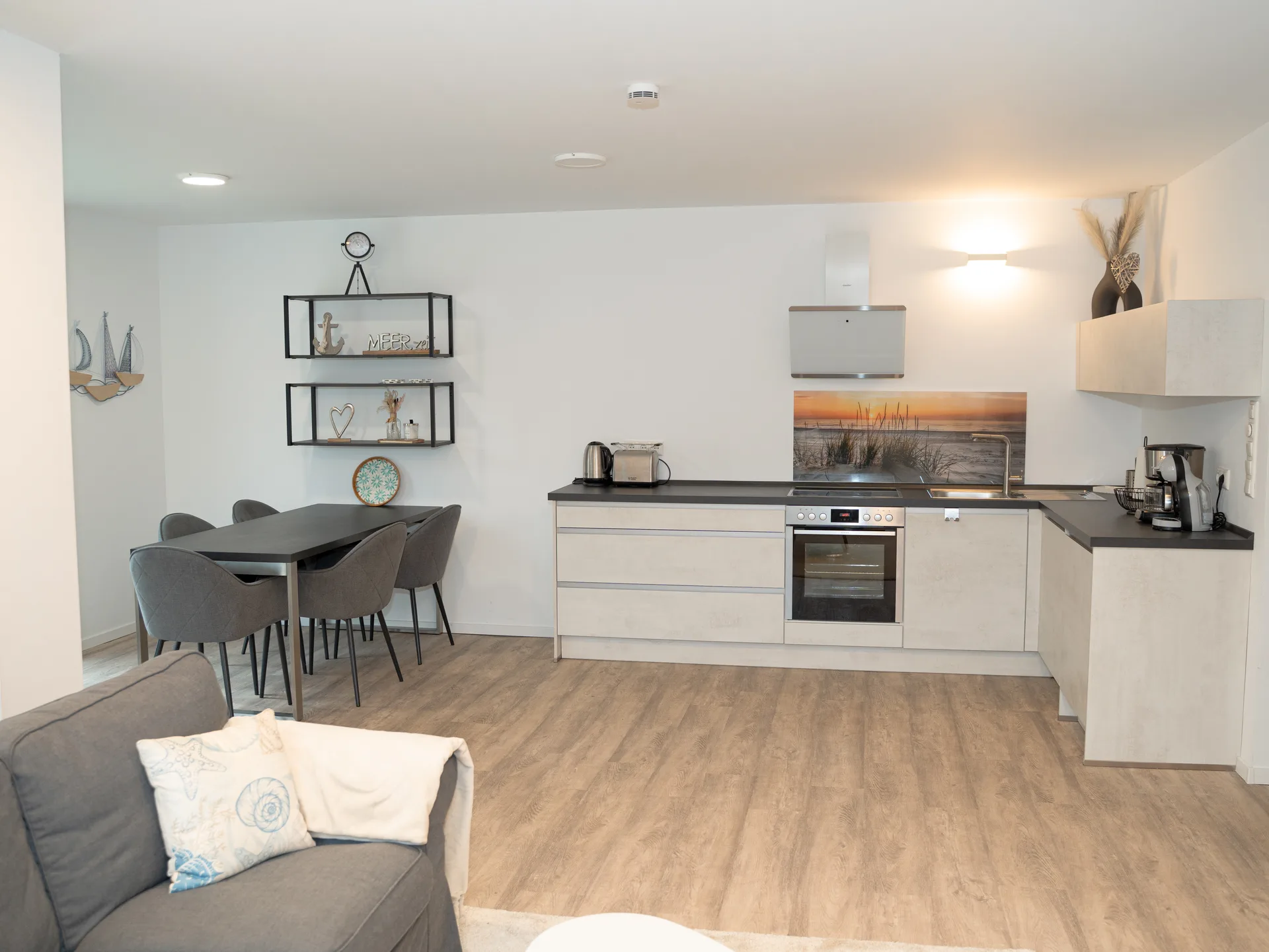 Offener Grundriss der Ferienwohnung Kurparkperle mit Wohnbereich und Küche in Grömitz